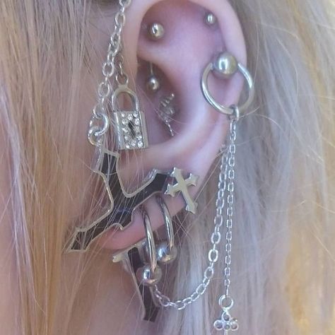 Edgy Boho, Pretty Ear Piercings, Cool Ear Piercings, Grunge Jewelry, Cool Piercings, Cute Piercings, Body Jewelry Piercing, Tumblr Outfits, Piercing Tattoo