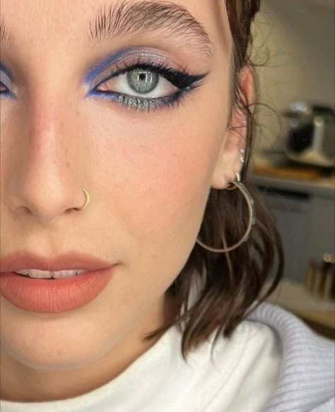 Green Blue Eyes, Party Make-up, Funky Makeup, Lisa Eldridge, Makeup Chair, Cool Makeup Looks, Dope Makeup, Edgy Makeup, Emma Chamberlain