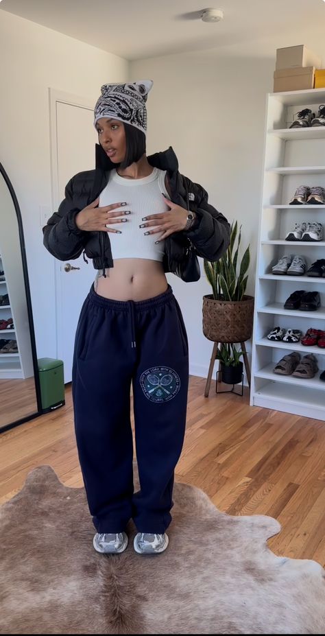 Cute Winter Sweatpants Outfit, Beanie And Sweatpants Outfit, College Outfits Sweatpants, Baddie Joggers Outfit, Baddie Bummy Outfits, Sweatpants Streetwear Outfit, Sweats Outfit Black Women, Graphic Sweatpants Outfit, Sweatpants And Cardigan Outfits