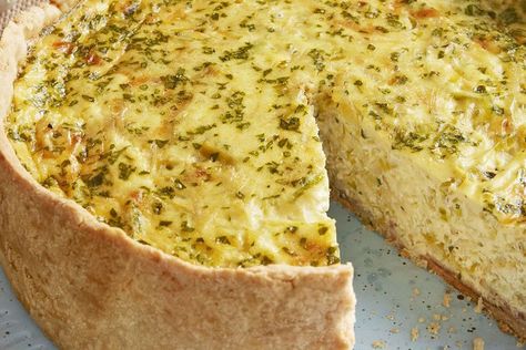 Deep-Dish Bacon and Leek Quiche Deep Dish Quiche, Bunny Brunch, Leek Quiche, Savoury Tarts, Brunch Foods, Cheesy Eggs, Bacon Quiche, Breakfast Quiche, Quiche Recipe