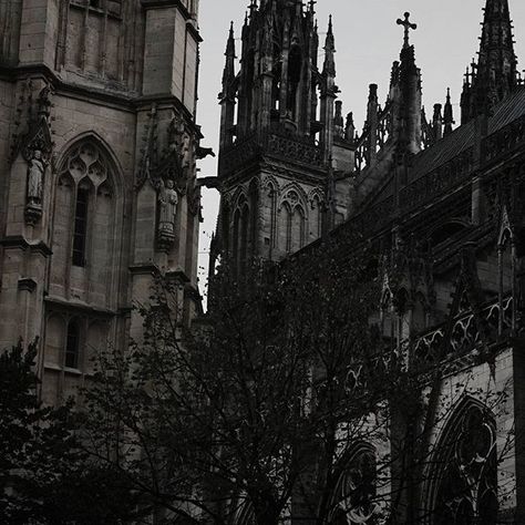 Goth Architecture, Gothic Academia, Halloweenský Makeup, Dark Royalty, Royalty Core, Medieval Aesthetic, Vampire Aesthetic, Victorian Aesthetic, Gothic Church