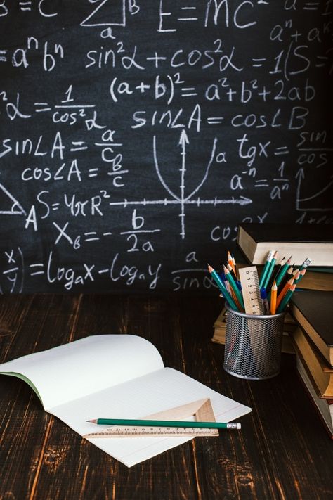 School desk in classroom, with books on background of chalk board with written formulas. Teachers Background, Background For Education, School Classroom Background, Teacher Background, Background School, Classroom Background, Photo School, School Card, Gold Foil Balloons