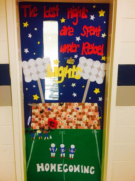 My homexoming classroom door, 1st place. Homecoming Door Ideas, Cheer Camp Door Decorations, Homecoming Decorations Hallway, Homecoming Door Decorations, High School Door, Homecoming Hallways, Football Locker Decorations, School Hallway Decorations, Teacher Door Decorations