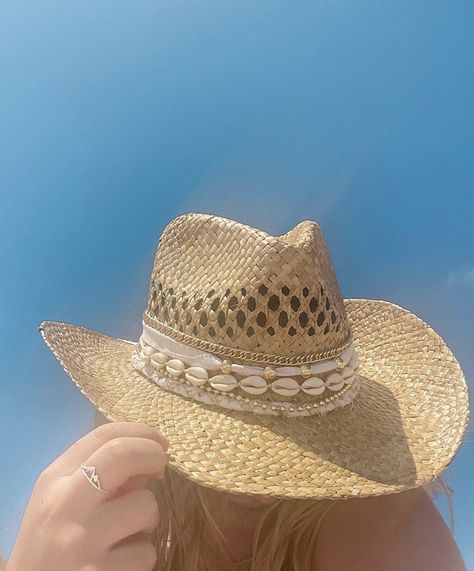 Shell Cowboy Hat, Costal Cowboy Hats, Straw Hat Making, Cowgirl Hats With Beads, Homemade Cowgirl Hat, Custom Straw Cowboy Hats, Decorating A Cowboy Hat, Seashell Cowboy Hat, Costal Cowboy Hat