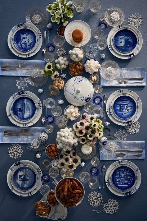 Fine Dining Table Setting, Christmas Tablesetting, Blue And White Table Setting, Unique Event Decor, Blue Table Settings, Royal Table, Copenhagen Christmas, Fancy Table, Lights For Christmas