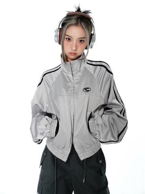 Grey Sports Jacket, Silver Jacket, Streetwear Aesthetic, Sport Top, Looks Street Style, Athleisure Outfits, 90s Grunge, Street Wear Urban, 가을 패션