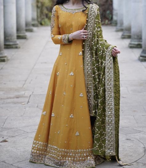 Mustard Party Dress, Mustard Anarkali Suit, Mehendi Dress Outfits Sisters, Sanchak Dresses Brides, Yellow Combination Outfits, Sanchak Dresses, Mehndi Outfit Ideas, Mayoon Dresses, Mayun Bride