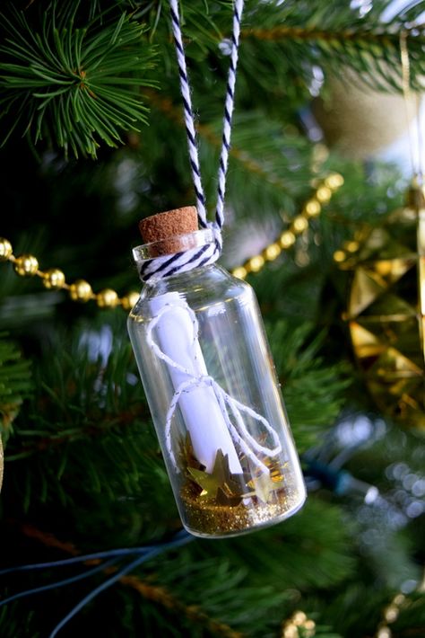 Christmas Wish Bottles, Small Jars Ideas Minis, Wish Jars Ideas, Little Jars Ideas, Mini Mason Jar Ornaments, Small Jar Crafts, Tiny Bottle Crafts, Mini Glass Bottle Crafts, Whimsy Jars