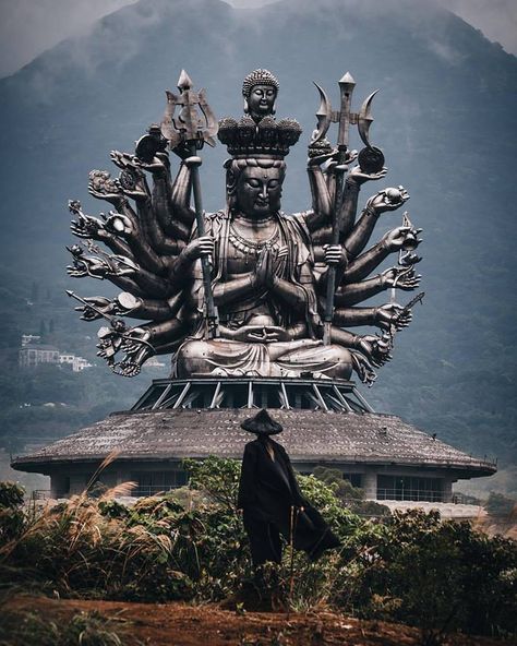 THE Thousand armed kannon, Taiwan  Kannon, the ancient goddess of mercy. The goddess Kannon, also known in Japan as Kanzeon is the Bodhisattva (a special type of Buddhist deity) most popular in the Far East, can get to acquire 33 personalities Richard Laeton, Goddess Of Mercy, Academic Art, Kuan Yin, Picture Credit, Buddhist Art, Japanese Culture, Lord Shiva, Tibet