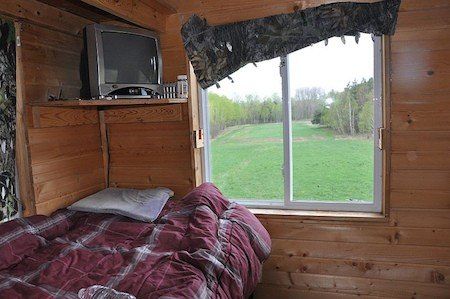 Deer Blind Ideas, Tree Stand Ideas, Hunting Trailer, Deer Blind Plans, Deer Attractant, Deer Hunting Stands, Luxury Blinds, Hunting Shack, Shooting House