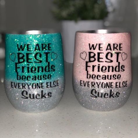 Squad Gifts, Yeti Cup Designs, Tumbler Cups Personalized, Tumblr Cup, Glitter Wine Glasses, Diy Tumbler, Glitter Tumbler Cups, We Are Best Friends, Glitter Wine