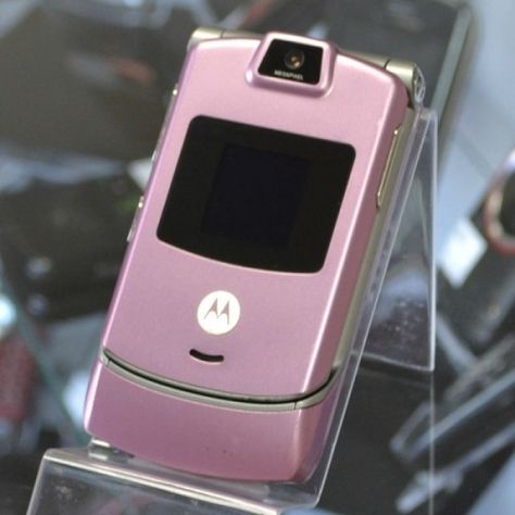 Razr Flip Phone, Motorola Flip Phone, 2000s Phone, Flip Phone Aesthetic, Verizon Phones, Aesthetic 2000s, Retro Gadgets, Motorola Razr, Retro Phone