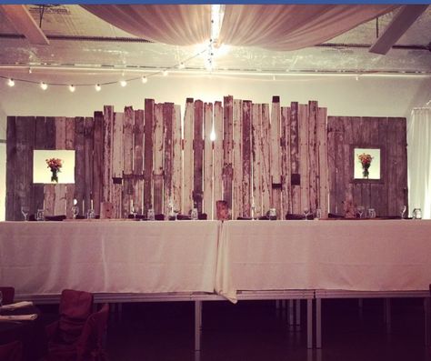 Rustic barn wood backdrop for head table at wedding!! September Wedding Decorations, Barn Reception Decorations, Table Backdrop Ideas, Wedding Head Table Backdrop, Woodland Birthday Theme, Wedding Ceremony Backdrop Indoor, Head Table Wedding Backdrop, Rustic Barn Wedding Reception, Head Table Backdrop