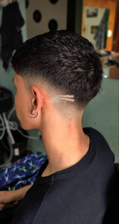 Low Fade Redondo, Mid Fade En V, White Guy Haircuts, High Top Fade Haircut, Taper Fade Short Hair, Men Fade Haircut Short, Popular Mens Haircuts, Classic Mens Hairstyles, Hipster Haircut