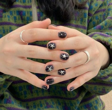 Star Nail Art Short Nails, Short Black Silver Nails, Short Dark Gel Nails, Short Black Nails With Stars, Star Jelly Nails, Black And Silver Nail Designs Short, Simple Nail Ideas Black, Gel X Nail Designs Short, Short Punk Nails