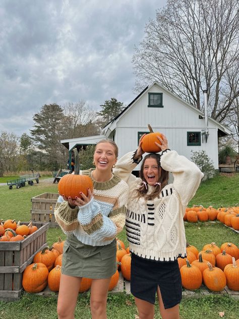 Do With Your Best Friend, Fall In The South, Pumpkin Patch Photoshoot, Pumpkin Patch Pictures, Studera Motivation, Gilmore Girls Seasons, Fall Friends, Fun Fall Activities, Fall Bucket List