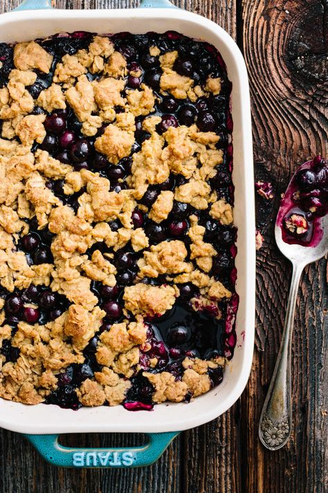 Everything you need to know about how to make gluten-free fruit crisp, from the ingredients to the ratio of fruit to topping. Gluten Free Crisp Topping, Gluten Free Fruit Crisp, Fruit Crisp Topping, Gluten Free Crumble, Gluten Free Crisps, Crisp Topping, Dessert Oreo, Fruit Crisp, Fruit Cobbler