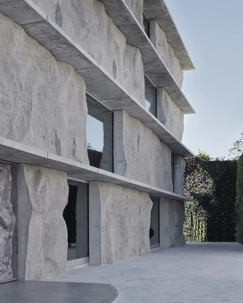 Studio Anne Holtrop designs a site-specific facade in Bahrain - Domus Anne Holtrop, Large Shutters, Corner Building, Green Corner, Vertical Garden Design, Plans Architecture, Concrete Facade, Stone Facade, Concrete Building