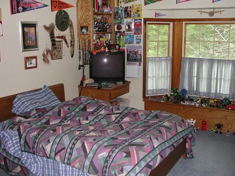 Older Brother Bedroom, Yk2 Room, Little Boys Room Decorating Ideas, Older Brother Room, Older Brother 2000s, 2000 Bedroom, Early 2000s Bedroom, Teen Bedroom Boy, Early 2000s Room