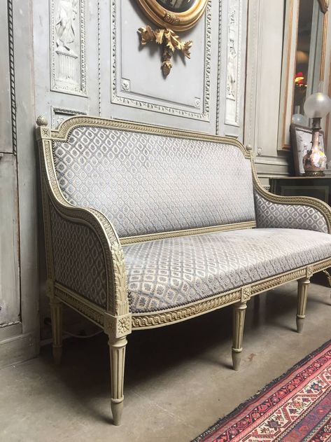 A French Louis XVI Style Painted Sofa Royal Sofa Design, Rococo Sofa, Louis Sofa, Classic Sofa Designs, Painted Sofa, Sofas Vintage, Louis Xvi Furniture, Upholstered Settee, French Sofa