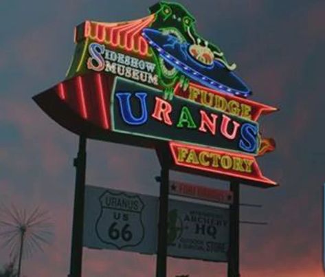 The Quirkiest List of Roadside Attractions Across America Western Environment, Mens Journal, Vintage Neon Signs, Vintage Neon, Us Road Trip, Tourist Trap, Roadside Attractions, Aesthetic Things, Aesthetic Images