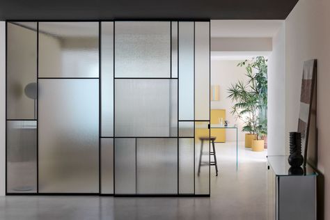 Glass movable wall SHERAZADE SLIDE PATCHWORK By Glas Italia Glass Partition Wall, Glass Room Divider, Movable Walls, Sliding Wall, Sliding Pocket Doors, Piero Lissoni, Glass Room, Living Room Partition, Glass Partition