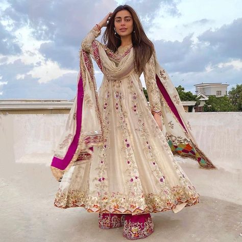 Sadaf Kanwal, Pakistani Formal Dresses, Pakistani Wedding Outfits, Pakistani Dresses Casual, Pakistani Fashion Party Wear, Pakistani Fancy Dresses, Beautiful Pakistani Dresses, Indian Dresses Traditional, Traditional Indian Outfits