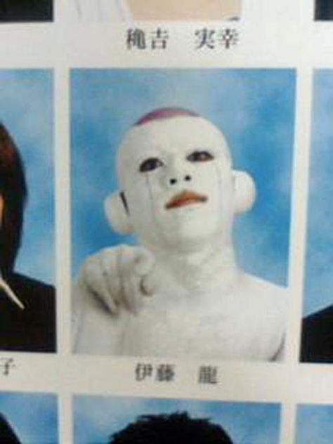 Meanwhile, in a Japanese school yearbook.. Photo Yearbook, Funny Yearbook, Yearbook Pages, Yearbook Pictures, Japanese Funny, Yearbook Photos, Strange Photos, School Yearbook, Awesome Cosplay