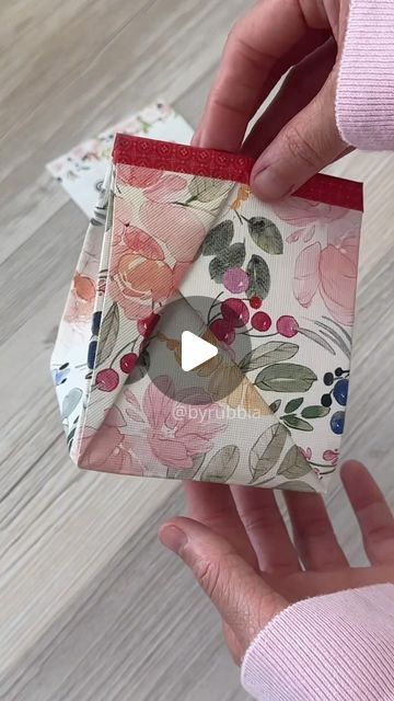 Gifts In A Bag, How To Make A Wrapping Paper Gift Bag, Simple Diy Gift Ideas, Wrapping Bag Diy, Homemade Gift Bags Paper, Wrapping A Present, Gift Card Wrapping Ideas Birthday, Present Folding Ideas, Wrapping Paper Origami