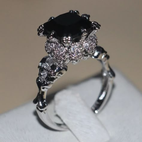 Black Engagement Ring Couple, Skull Wedding Ring, Gothic Engagement Ring, Princess Diamond Ring, Punk Skull, Skull Wedding, Cute Engagement Rings, Black Wedding Rings, Goth Wedding