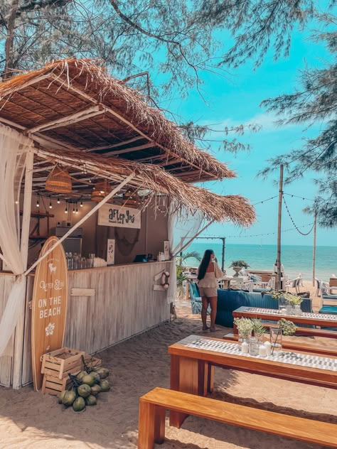 Small Beach Bar Design Ideas, Beach Resto Bar, Tiki Bar Background, Outdoor Beach Bar, Beach Cafe Design, Beach Bar Aesthetic, Beach Bar Design Ideas, Beach Bar Decor, Beach Bar Ideas