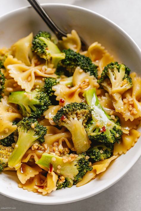 garlic broccoli stir fry recipe – This broccoli stir fry recipe with pasta cannot get easier or quicker! It’s loaded with flavor and ready in less than 30mn. CLICK HERE to get the recipe Garlic Broccoli Stir Fry, Pasta Recipes Video, Garlic Broccoli, Vegetarian Pasta Recipes, Broccoli Stir Fry, Stir Fry Recipe, Pasta Dinner Recipes, Makanan Diet, Vegetarian Pasta