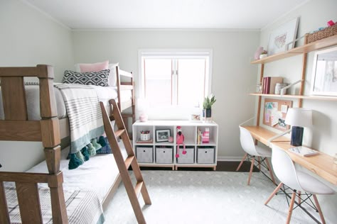 A light and bright kids' room makeover with bunkbeds and 3 desks. Kids Room Makeover, Bright Kids Room, Minimalist Kids Room, Shared Girls Room, Kids Shared Bedroom, Shared Kids Room, Dekorasi Kamar Tidur, Shared Bedroom, Shared Room