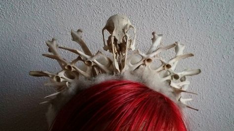 Crown of bones; made from rabbit bones and sheepskin (no animals were harmed on purpose) Bone Crown Diy, Mythology Photoshoot, Crown Of Bones, Bone Crown, Ren Fair Costume, Snake Cake, Pumpkin Princess, Burning Man Costumes, Goblin Queen