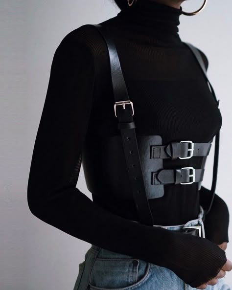 Female Assassin Outfits, All Black Spy Outfit, Harness Outfit, Secret Spy Outfit, Harness Fashion, Spy Woman Aesthetic, Mode Inspo, Levi Ackerman, Edgy Outfits