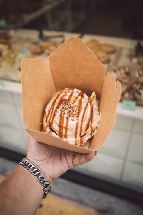 Cinnamon roll, Alicante, photography, food, streetstyle, caramel, cream, take away Cinnamon Roll Packaging Ideas, Cinnamon Roll Food Truck, Cinnamon Rolls Packaging Ideas, Cinnamon Rolls Packaging, Cinnamon Roll Packaging, Honey Dessert, Coffee Van, Cronut, Bakery Branding