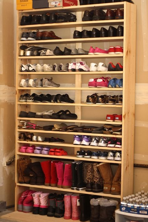 Rak Sepatu Diy, Homemade Shoe Rack, Garage Shoe Storage, Diy Shoe Rack Ideas, Cabinet Shoes, Homemade Shoes, Shoe Outfits, Wooden Shoe Rack, Ideas Closet