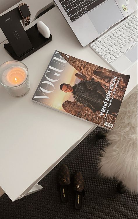 Magazine Editor Aesthetic, Magazines Aesthetic, Aesthetic Ramadan, Cozy Wallpaper, Goals 2024, Aesthetic Home Office, Vogue Home, Job Goals, Ideal Lifestyle