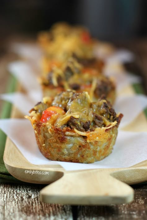 Cheeseburger Hash Brown Cups: a perfect cup that’s crispy on the outside and soft and potato-ey on the inside piled high with seasoned ground beef, ketchup, mustard and tomatoes and topped with melty cheddar cheese. Sound sinful? One of these tasty and filling cups is a mere 131 calories and only 3 Weight Watchers Points Plus! Emily Bites Recipes, Simply Filling Recipes, Hash Brown Cups, Emily Bites, Muffins Blueberry, Brown Cups, Weight Watcher Dinners, Points Recipes, Zucchini Muffins