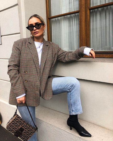 Checkered Blazer Outfit, Check Blazer Outfit, Outfit Minimalista, Blazer Street Style, Minimalist Moda, Style Anglais, Checkered Blazer, 2024 Outfits, Older Women Fashion