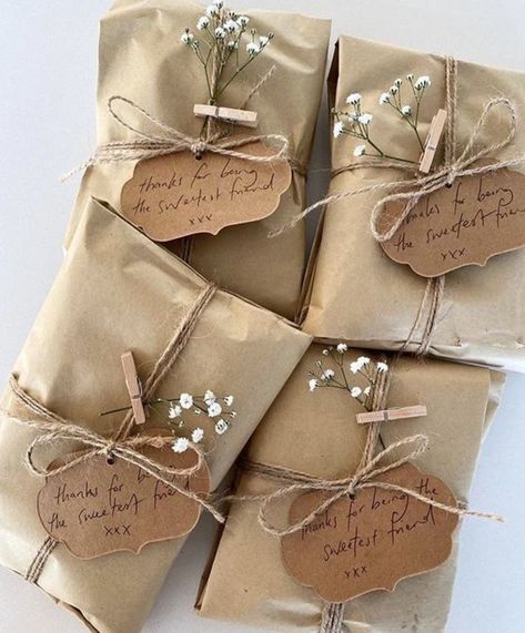 Easy Handmade Christmas Gifts, Gift Wrapping Techniques, Creative Gift Wraps, Gift Wrapping Inspiration, Packaging Ideas Business, Easy Handmade, Handmade Packaging, Gifts Wrapping Diy, בר מצווה