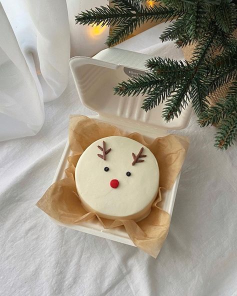 Santa Cake, Small Birthday Cakes, New Year's Desserts, Christmas Themed Cake, Birthday Baking, Christmas Cake Designs, Korean Cake, New Year's Cake, Watermelon Birthday