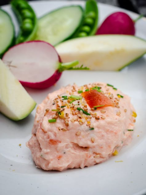 Smoked Salmon Mousse (laksemousse) - North Wild Kitchen Smoked Salmon Mousse Recipe, Salmon Mousse Appetizers, Salmon Mouse, Fish Mousse, Salmon Mousse Recipe, Fish Terrine, Salmon Mousse Recipes, Tuna Mousse, Smoked Salmon Mousse