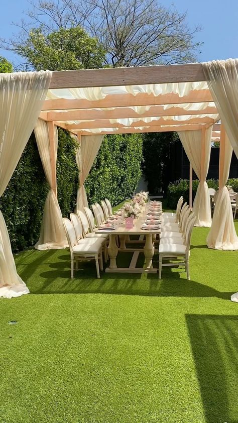 Bridal Shower In Backyard, Back Yard Baby Shower Decoration, Birthday Backyard Decorations, Bridal Shower Outdoor Ideas, Outside Baby Shower Ideas Summer, Backyard Welcome Party, Baby Shower Outdoor Ideas, Backyard Wedding Shower Ideas, Baby Shower Seating Ideas