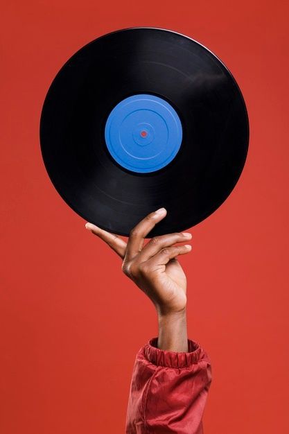 Hand holding vinyl Free Photo | Free Photo #Freepik #freephoto #music #hand #man #red Vynil Aesthetic Photo, Musica Aesthetic, Music Studio Aesthetic, Retro Music Poster, Vinyl Aesthetic, Vinyl Poster, Old Vinyl Records, Music Festival Poster, Vinyl Record Art