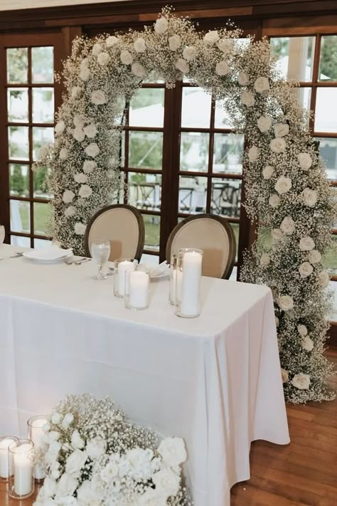 White Wedding Head Table Decor, White Roses Reception, Baby's Breath Sweetheart Table, White Roses And Babysbreath, Head Table Arch, Liopetro Wedding, Baby Breath Arch, Bride Groom Table Decoration, Babies Breath Arch