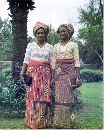 1970s photograph of two Igbo (South Eastern Nigeria) women wearing wrappers of Igbo "Akwete" hand woven cloth . #igbo #akwete #nigeria #photography Nigerian Tribes, Single Piece Dress, Vintage Africa, Nigerian Culture, Nigerian Outfits, Design Moda, Nigerian Styles, African People, National Dress