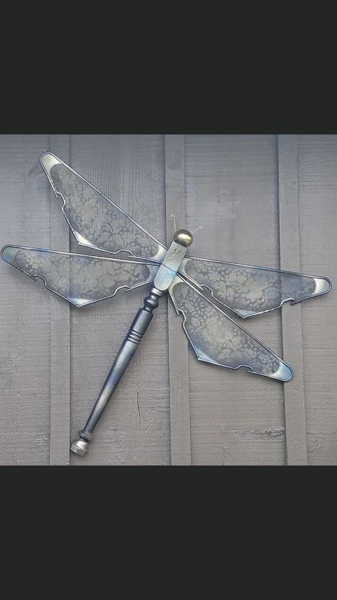 Ceiling Fan Crafts, Easy Drawing Ideas For Beginners, Dragonfly Yard Art, Wire Hanger Crafts, Drawing Ideas For Beginners, Yard Art Crafts, Dragon Fly Craft, Easy Drawing Ideas, Scenery Drawing