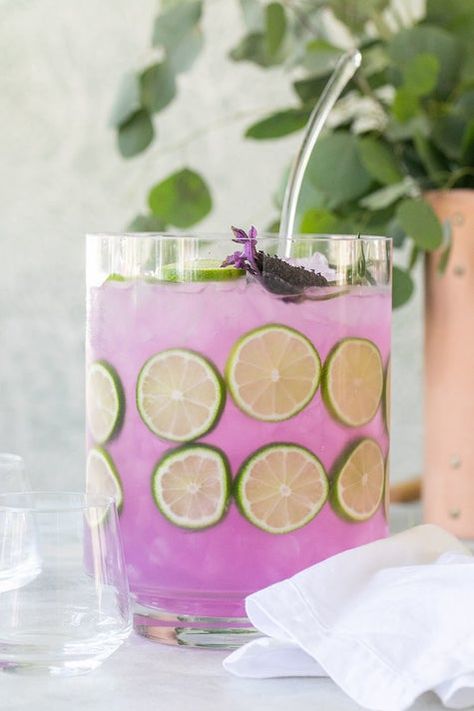 16 Big-Batch Cocktail Recipes Perfect For Summer Parties Easter Punch Recipes, Lavender Gin, Batch Cocktail Recipe, Vodka Punch, Wine Punch, Easy Punch Recipes, Easy Punch, Purple Cocktails, Butterfly Pea Tea