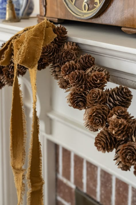 Diy Pinecone Decor, Diy Nature Christmas Decorations, Pinecone Decorations Diy, Pine Cone Crafts Diy, Pine Cone Wreath Diy, Diy Pinecone Crafts, Pine Cones Diy, Pine Cone Garland, Earth Crafts